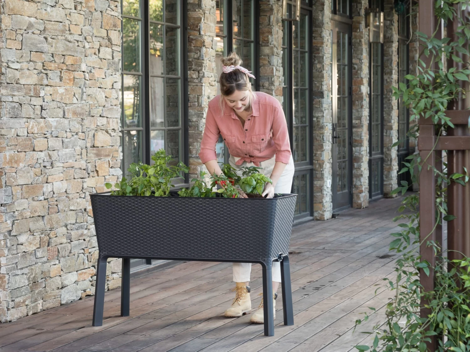 Keter Splendor Raised Planter Bed 120L Graphite 4 Keter Splendor Raised Planter Bed 120L Graphite - Image 2