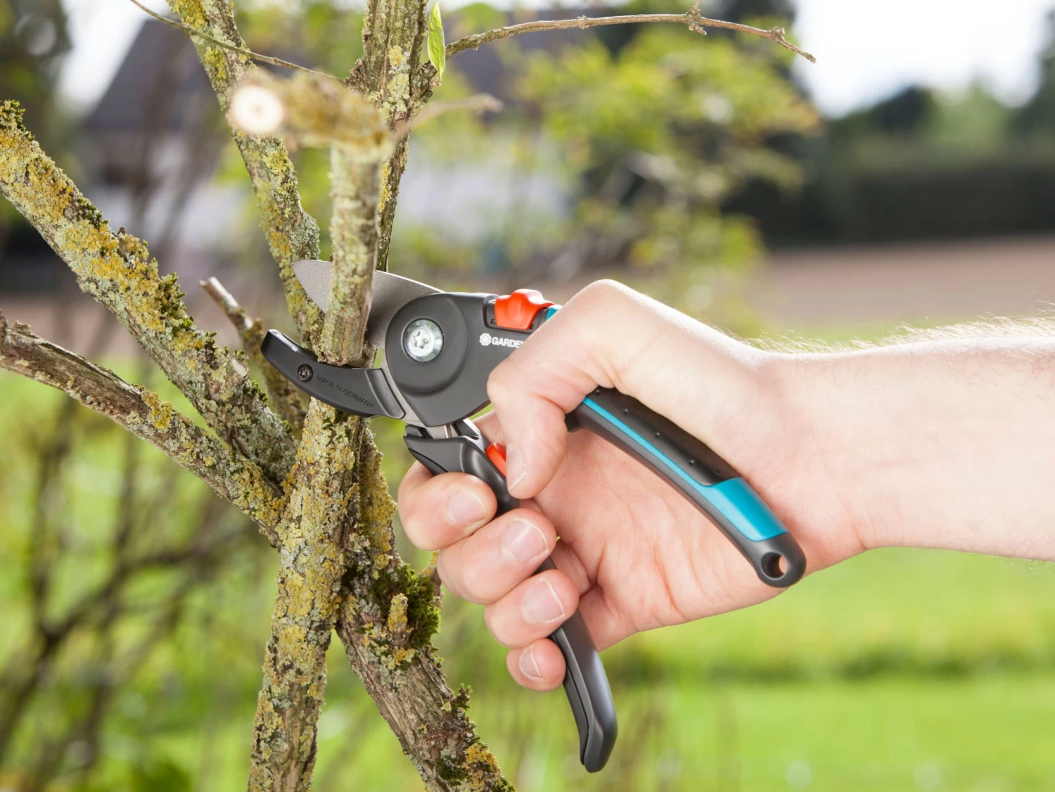 Gardena Comfort Anvil Secateurs Integrated Spring 4 Gardena Comfort Anvil Secateurs Integrated Spring - Image 2