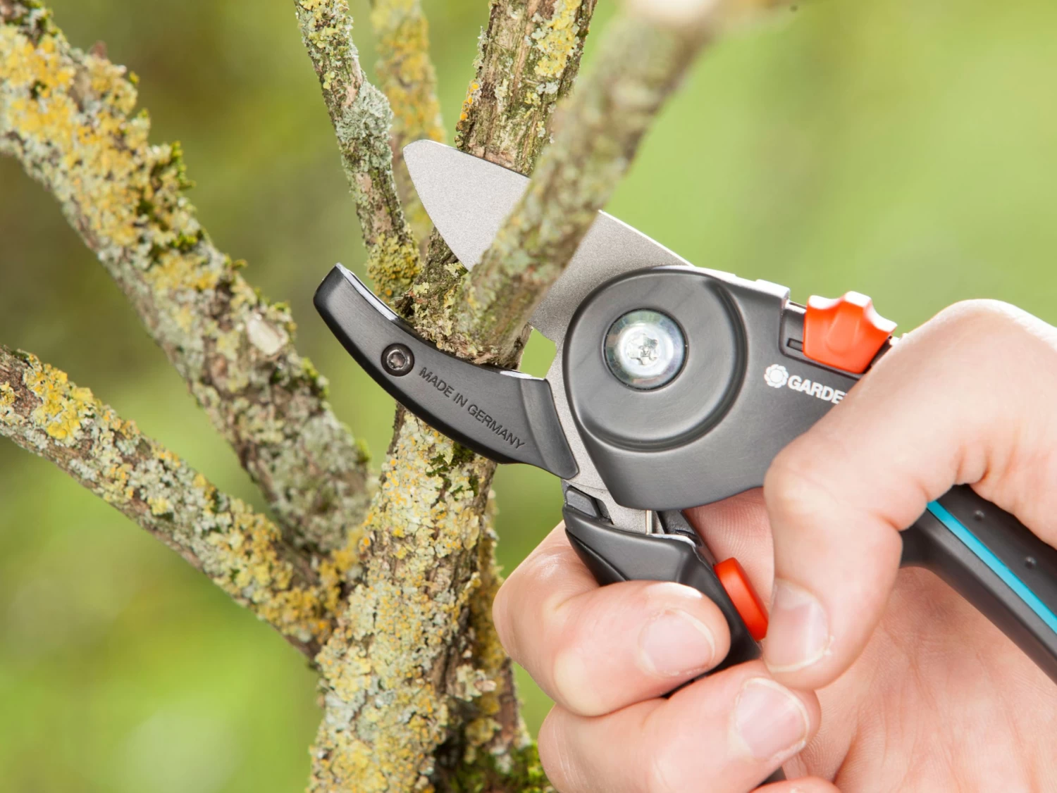 Gardena Comfort Anvil Secateurs Integrated Spring 5 Gardena Comfort Anvil Secateurs Integrated Spring - Image 3