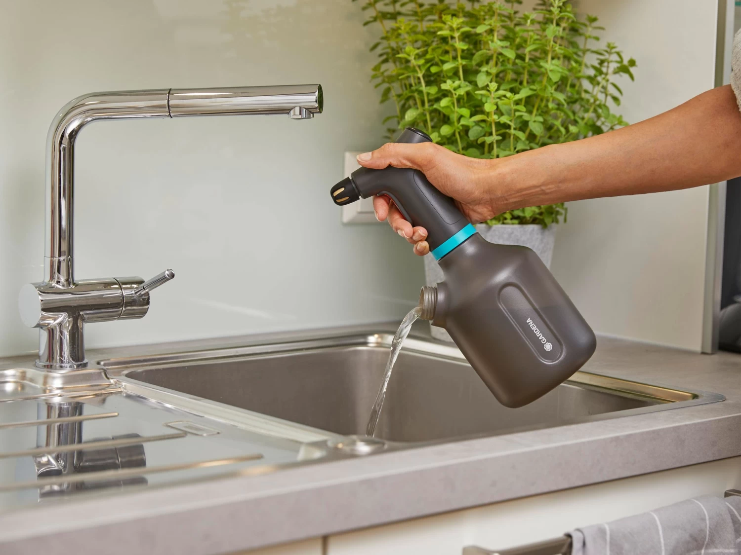 Gardena Easypump Pump Sprayer 1L 7 Gardena Easypump Pump Sprayer 1L - Image 5