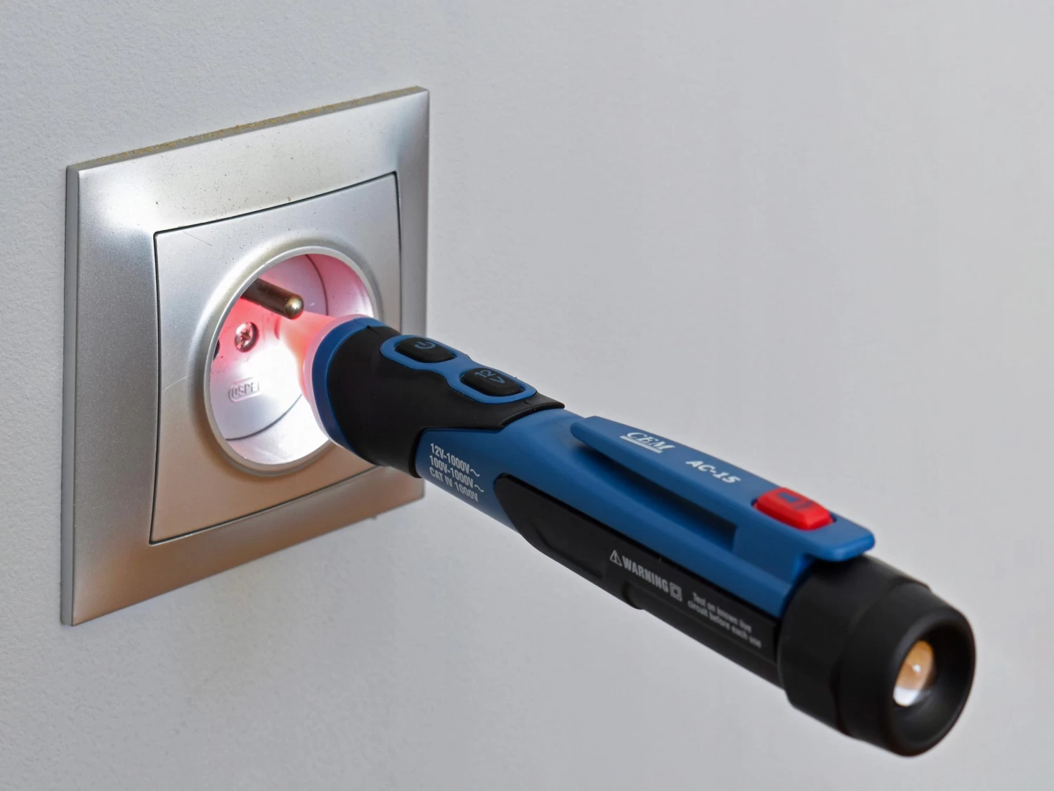 CEM Voltage Tester 5 CEM Voltage Tester - Image 3