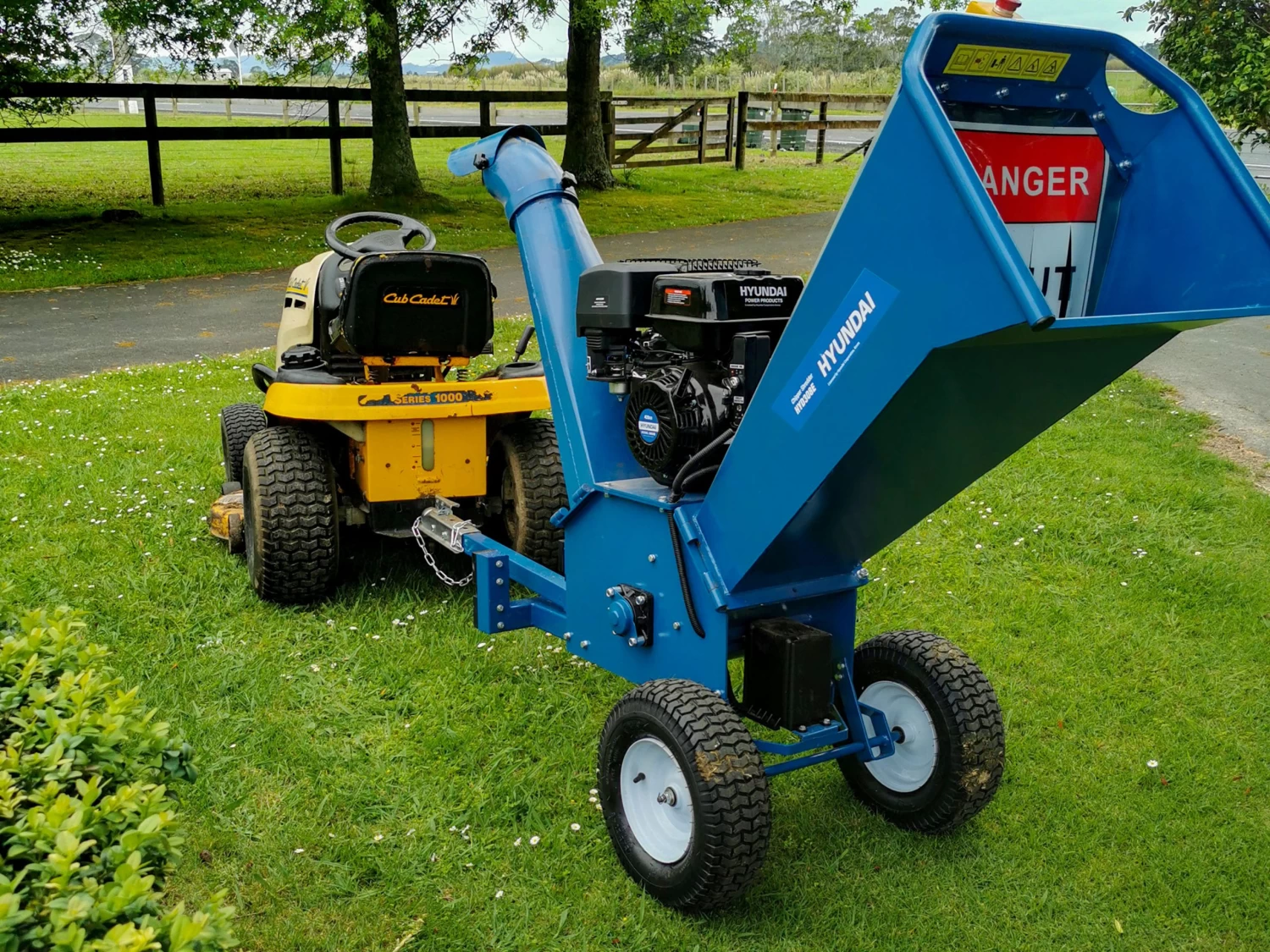 Hyundai Wood Chipper 15HP 308 With Electric Start 5 Hyundai Wood Chipper 15HP 308 With Electric Start - Image 3