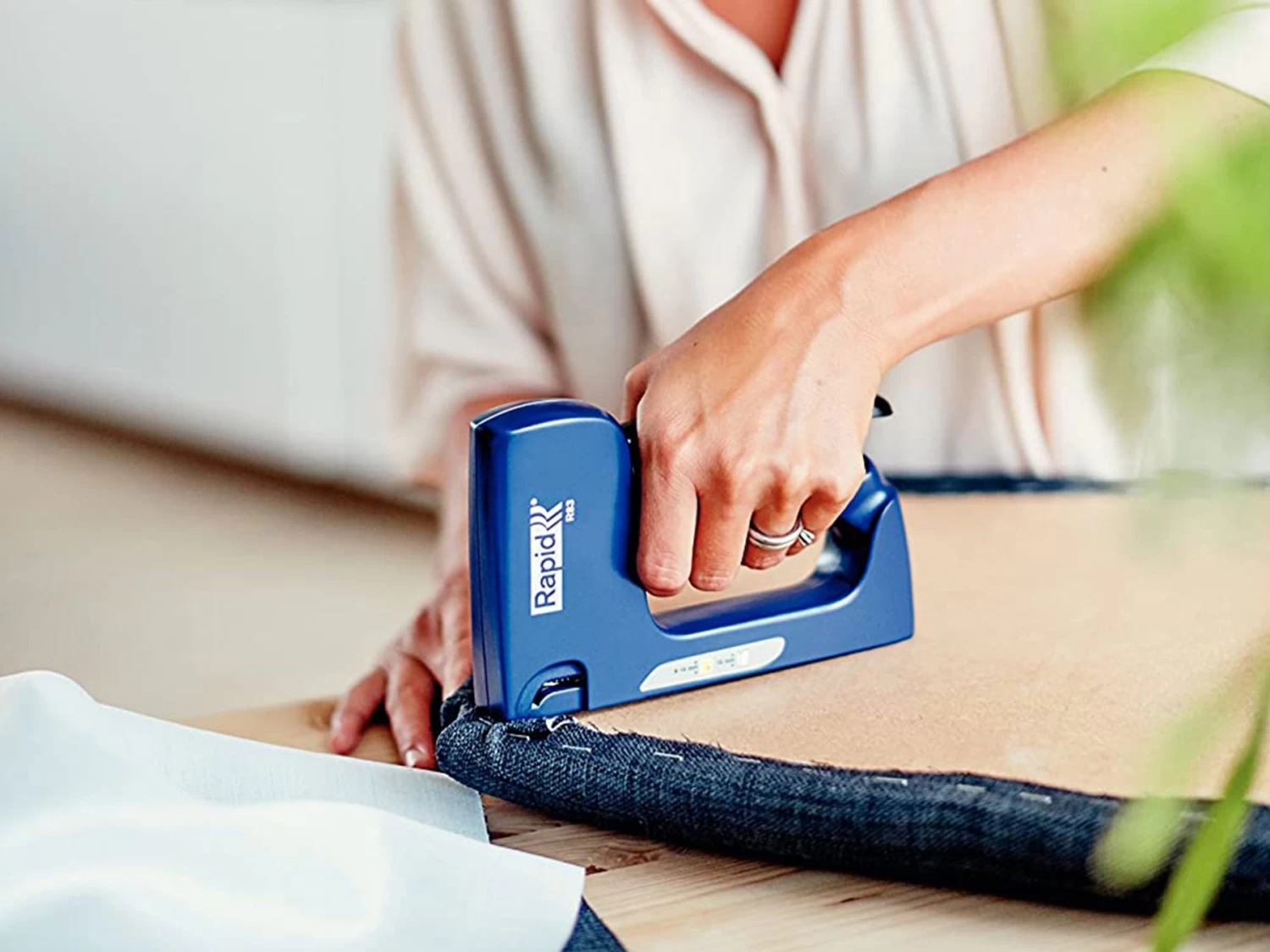 Rapid 83 Plastic Dual Staple Gun 5 Rapid 83 Plastic Dual Staple Gun - Image 3